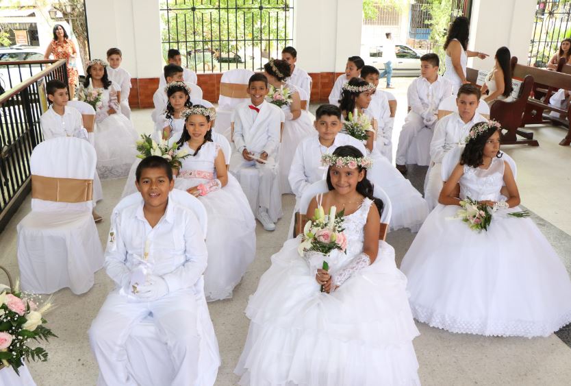 En esta ocasión quienes recibieron el sagrado sacramento fueron los estudiantes de los grados Cuarto, Quinto y Sexto.